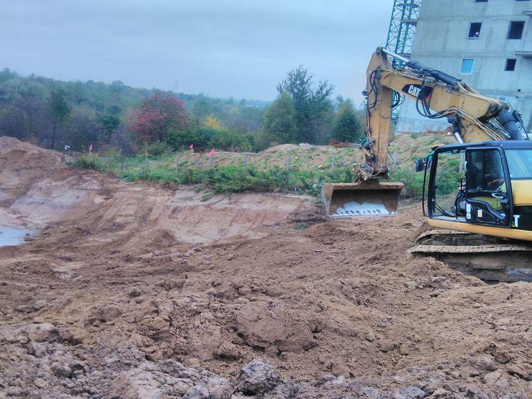 Żółta koparka przy wykopach